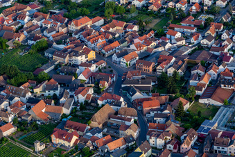 Vue aérienne de Zone d'implantation et infrastructures à Niederkirchen bei Deidesheim dans le département Rhénanie-Palatinat, Allemagne