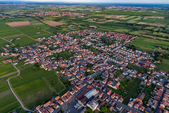 Vue aérienne de Vue du village en bordure des champs agricoles et des terres agricoles à Niederkirchen bei Deidesheim dans le département Rhénanie-Palatinat, Allemagne