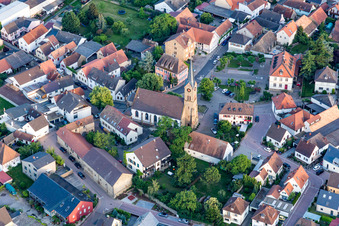 Vue aérienne de Église catholique Saint-Martin au centre du village à Ruppertsberg dans le département Rhénanie-Palatinat, Allemagne