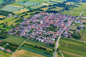 Vue aérienne de Vue de la ville depuis le nord-est à Venningen dans le département Rhénanie-Palatinat, Allemagne