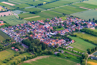 Vue aérienne de Vue du village depuis le nord-est à Großfischlingen dans le département Rhénanie-Palatinat, Allemagne