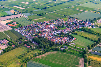 Vue aérienne de Vue du village depuis le nord-est à Großfischlingen dans le département Rhénanie-Palatinat, Allemagne