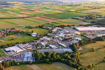 Vue aérienne de Zone industrielle de Horst vue du nord à le quartier Minderslachen in Kandel dans le département Rhénanie-Palatinat, Allemagne