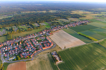 Vue aérienne de Sur le Höhenweg et le Saastr depuis le nord à Kandel dans le département Rhénanie-Palatinat, Allemagne