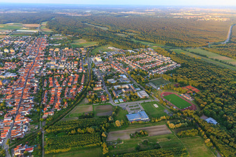 Vue aérienne de Chemin de fer et Jahnstraße depuis l'ouest à Kandel dans le département Rhénanie-Palatinat, Allemagne