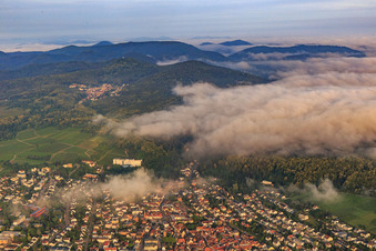 Vue aérienne de Vue de la ville sous des nuages bas depuis l'est à Bad Bergzabern dans le département Rhénanie-Palatinat, Allemagne