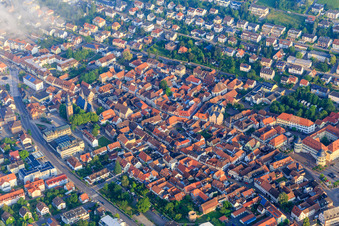 Vue aérienne de Weinstr à Bad Bergzabern dans le département Rhénanie-Palatinat, Allemagne