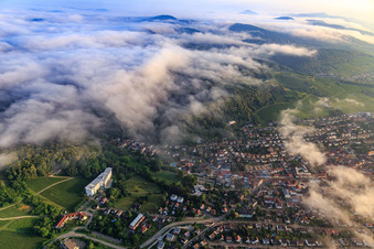 Vue aérienne de Vue de la ville sous des nuages bas depuis le sud à Bad Bergzabern dans le département Rhénanie-Palatinat, Allemagne