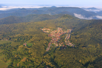 Vue oblique de Village caché dans la forêt du Palatinat vu de l'est à Dörrenbach dans le département Rhénanie-Palatinat, Allemagne