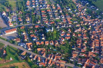 Vue aérienne de Village viticole de l'est à le quartier Rechtenbach in Schweigen-Rechtenbach dans le département Rhénanie-Palatinat, Allemagne