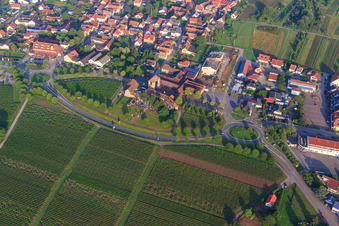 Vue aérienne de Route des vins avec la porte allemande des vins vue de l'est à Schweighofen dans le département Rhénanie-Palatinat, Allemagne