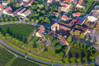 Vue aérienne de Tables et bancs du restaurant en plein air Deutsches Weintor Restaurant à Schweigen à le quartier Schweigen in Schweigen-Rechtenbach dans le département Rhénanie-Palatinat, Allemagne