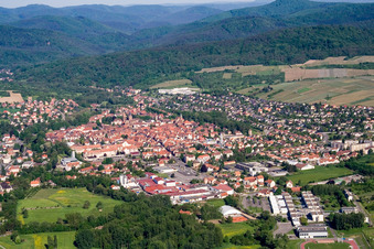 Vue aérienne de Altenstadt à Wissembourg dans le département Bas Rhin, France