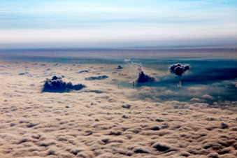 Vue aérienne de Nuages de fumée provenant de la centrale de cogénération ENBW au-dessus d'une couverture nuageuse au-dessus de la plaine du Rhin à le quartier Mühlburg in Karlsruhe dans le département Bade-Wurtemberg, Allemagne