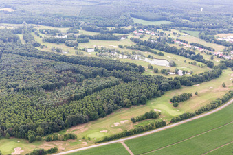 Vue aérienne de Club de golf à Soufflenheim dans le département Bas Rhin, France