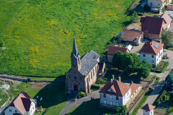 Vue aérienne de Bâtiment d'église au centre du village à Cleebourg dans le département Bas Rhin, France