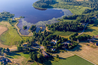 Vue aérienne de Nénuphars dans le lac Salen de couleur lande à Blädingekyrka à Småland à Blädinge dans le département Kronoberg, Suède