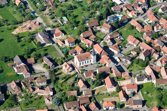Vue aérienne de Bâtiment d'église au centre du village à Lampertsloch dans le département Bas Rhin, France