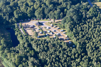 Torne dans le département Kronoberg, Suède du point de vue du drone