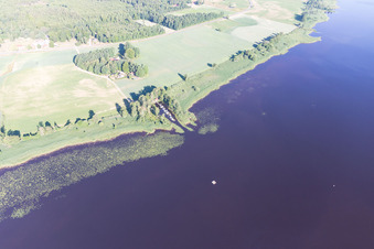 Torne dans le département Kronoberg, Suède du point de vue du drone