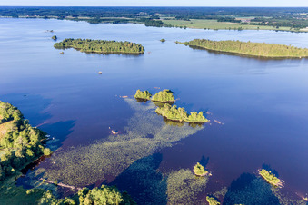 Vue aérienne de Îles du lac Åsnen près de Skäggalösa dans le Småland à Skäggalösa dans le département Kronoberg, Suède