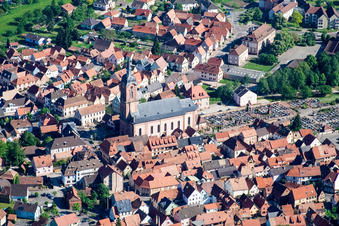 Vue aérienne de Bâtiment de l'église de la paroisse protestante à Reichshoffen dans le département Bas Rhin, France