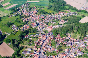 Vue aérienne de Champs agricoles et terres agricoles à Gumbrechtshoffen dans le département Bas Rhin, France