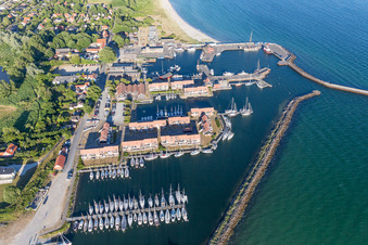 Vue aérienne de Marina avec amarrages pour bateaux de plaisance et postes d'amarrage sur la rive de la mer Baltique à Klintholm Havn sur l'île de Mon à Borre dans le département Sjaelland, Danemark