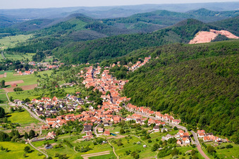 Vue aérienne de Paysage de forêt et de montagne à Offwiller dans le département Bas Rhin, France