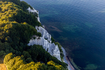 Vue aérienne de Falaises de craie sur les falaises rocheuses de Møns Klint sur l'île de Møn dans la mer Baltique à Borre dans le département Sjaelland, Danemark