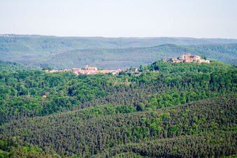 Vue aérienne de Ruines et vestiges des murs de l'ancien château et forteresse Lichtenberg à Lichtenberg dans le département Bas Rhin, France
