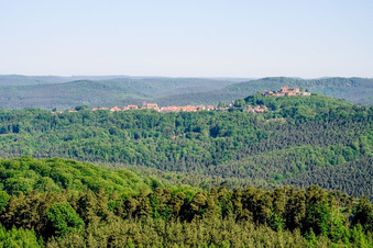 Vue aérienne de Ingwiller, Château Lichtenberg à Lichtenberg dans le département Bas Rhin, France