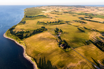 Vue aérienne de Champs et zones forestières de Møns Klint sur la rive escarpée de la mer Baltique à Borre dans le département Sjaelland, Danemark
