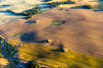 Vue aérienne de Structures dans les champs agricoles avec des tumulus préhistoriques à Borre dans le département Sjaelland, Danemark