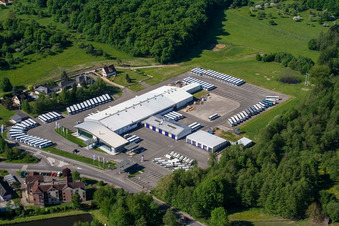 Vue aérienne de Dépôt de bus de la compagnie de bus Dietrich à Ingwiller dans le département Bas Rhin, France
