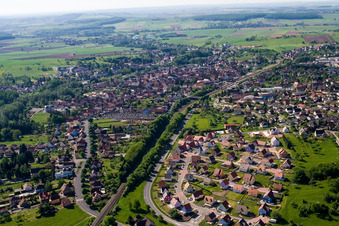 Vue aérienne de Vue des rues et des maisons dans les quartiers résidentiels à Ingwiller dans le département Bas Rhin, France