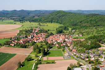 Vue aérienne de Champs agricoles et terres agricoles à Weinbourg dans le département Bas Rhin, France