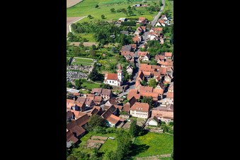 Vue aérienne de Eglise protestante luthérienne Weinbourg à Weinbourg dans le département Bas Rhin, France