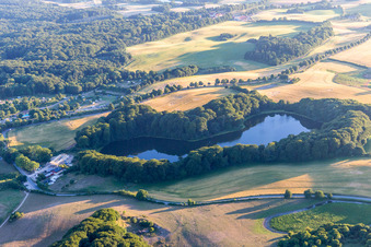 Vue aérienne de (DK), Møns Klint Resort et Camping à Borre dans le département Sjaelland, Danemark