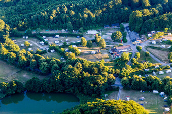 (DK), Møns Klint Resort et Camping à Borre dans le département Sjaelland, Danemark depuis l'avion