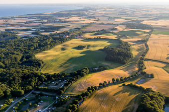 (DK), Møns Klint Resort et Camping à Borre dans le département Sjaelland, Danemark vue du ciel