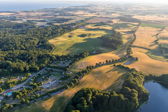 Enregistrement par drone de (DK), Møns Klint Resort et Camping à Borre dans le département Sjaelland, Danemark