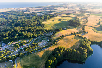 Image drone de (DK), Møns Klint Resort et Camping à Borre dans le département Sjaelland, Danemark