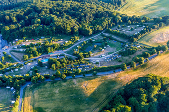 (DK), Møns Klint Resort et Camping à Borre dans le département Sjaelland, Danemark du point de vue du drone