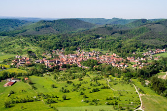 Vue aérienne de Champs agricoles et terres agricoles à Weiterswiller dans le département Bas Rhin, France