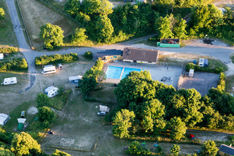 Vue aérienne de (DK), Møns Klint Resort et Camping à Borre dans le département Sjaelland, Danemark