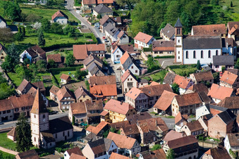 Vue aérienne de Bâtiment d'église au centre du village à Weiterswiller dans le département Bas Rhin, France
