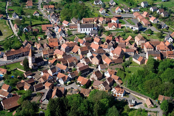 Vue aérienne de Vue sur le village à Weiterswiller dans le département Bas Rhin, France