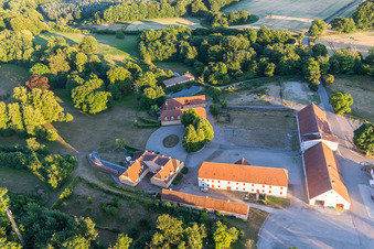 Klintholm Mon (DK), Dieux de Klintholm à Borre dans le département Sjaelland, Danemark vue du ciel