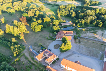 Enregistrement par drone de Klintholm Mon (DK), Dieux de Klintholm à Borre dans le département Sjaelland, Danemark